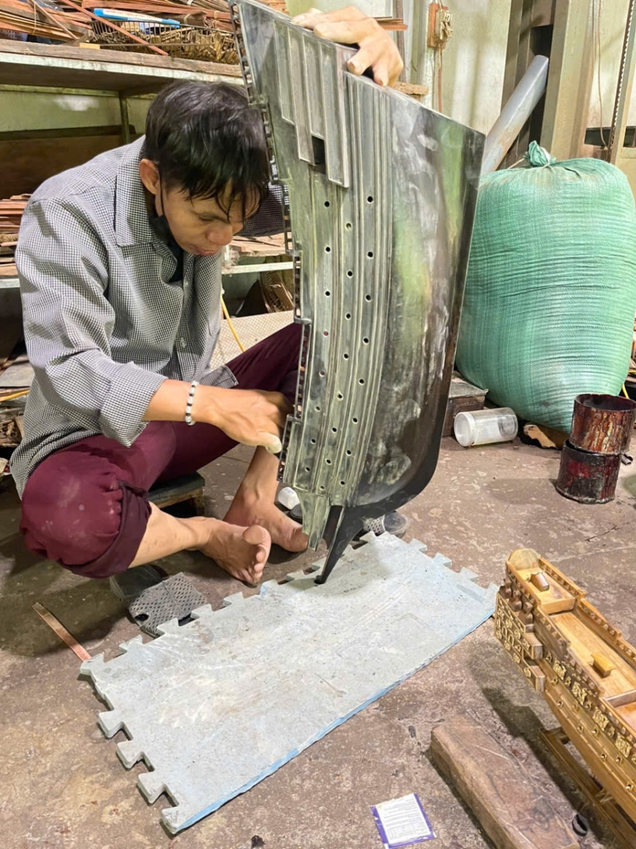 Thuyền buồm gỗ mun Người thợ làm thủ công từ tạo dáng thân thuyền đến cánh buồm