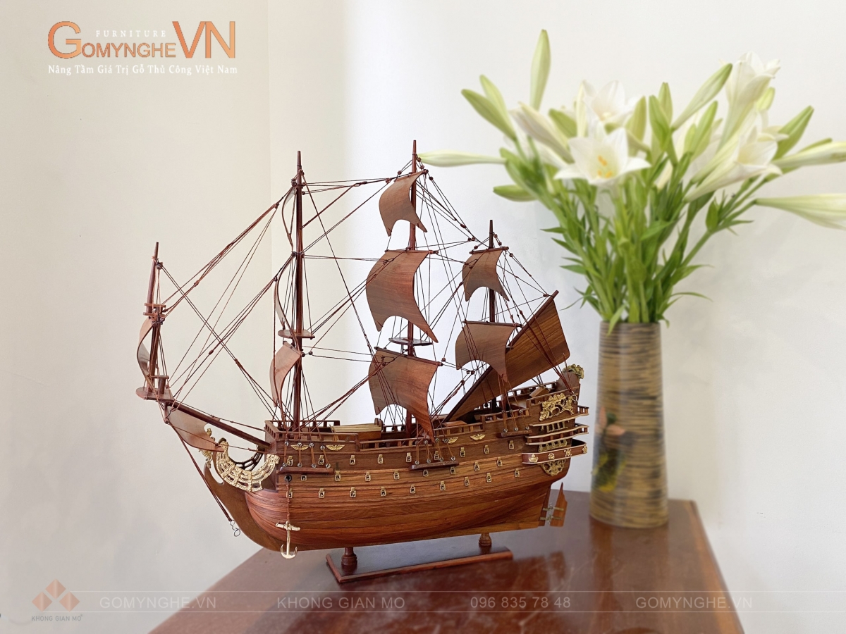 Thuyền gỗ hương làm quà tặng khai trương