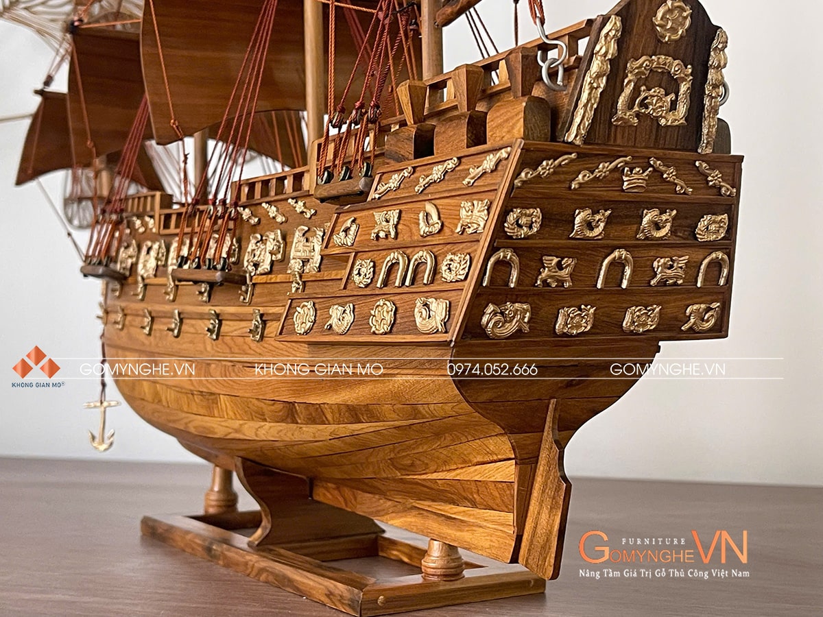 Chi tiết thân thuyền gỗ Bách xanh vip
