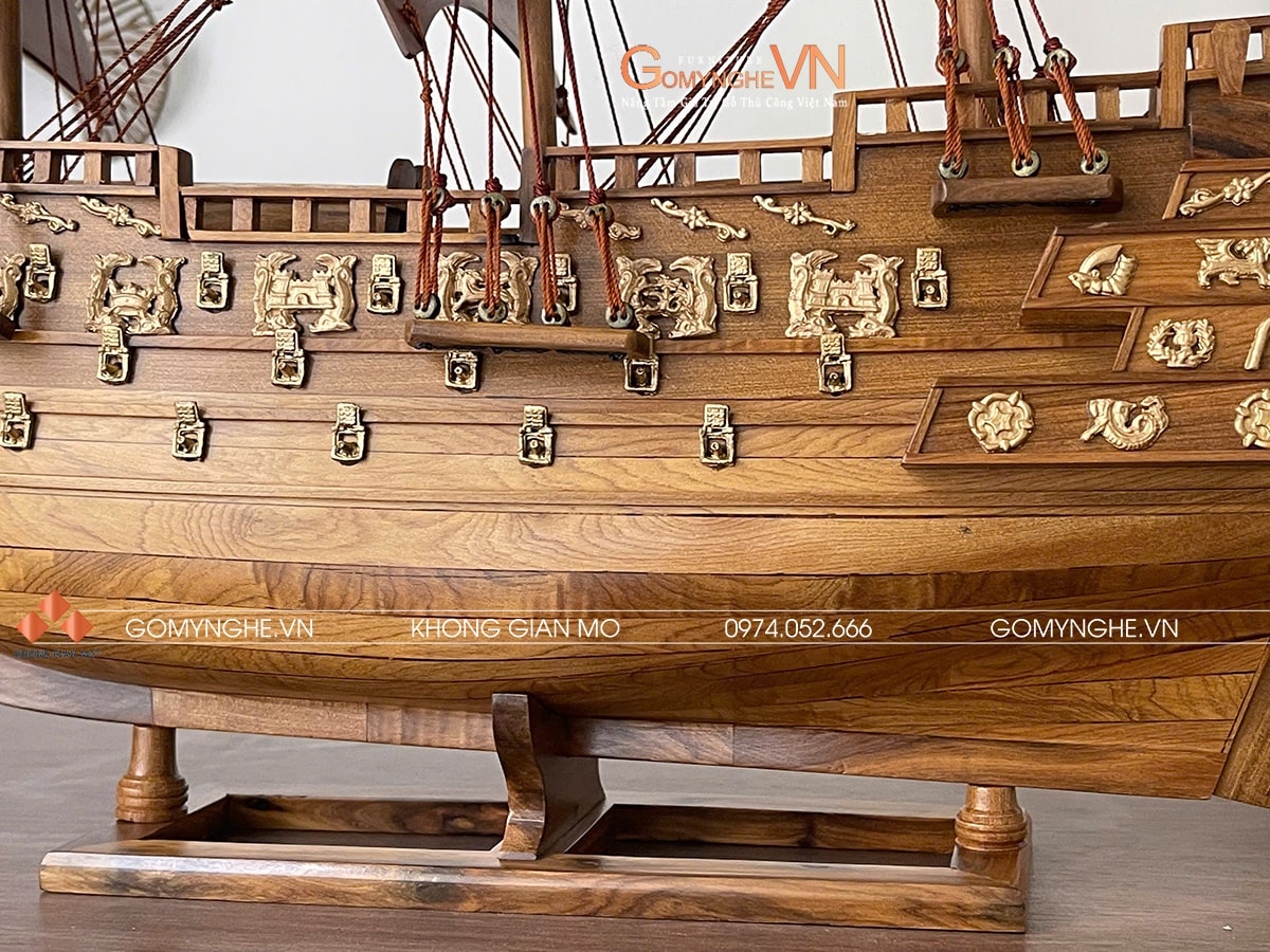 Thân thuyền gỗ bách xanh VIP