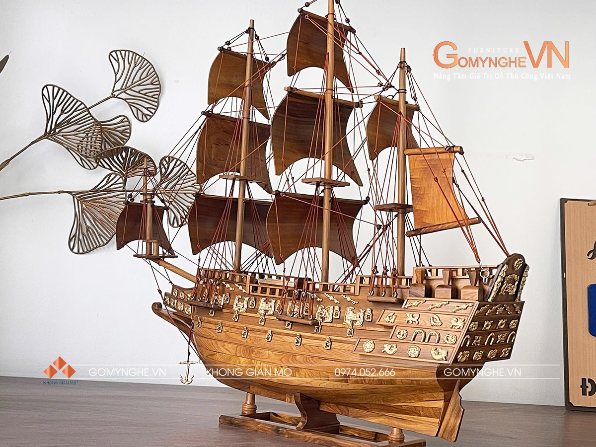 Thuyền gỗ Bách xanh 