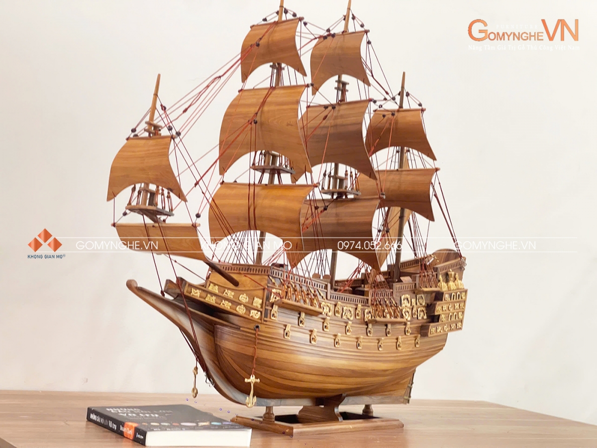 Mô hình thuyền chiến cổ Anh Quốc bằng gỗ tự nhiên bách xanh Mô hình thuyền chiến cổ Anh Quốc phiên bản gỗ bách xanh 60x65x15cm. Gỗ có mùi thơm dịu nhẹ, vân dầu lên đẹp và được hoàn thiện thủ công tại Gomynghe.