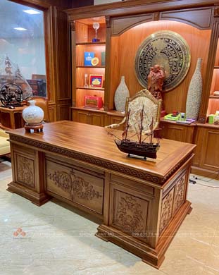 BÀN GIÁM ĐỐC MẪU HOA LÁ TÂY KẾT HỢP GHẾ PUTIN BỌC NỈ HOA VĂN MẠ VÀNG