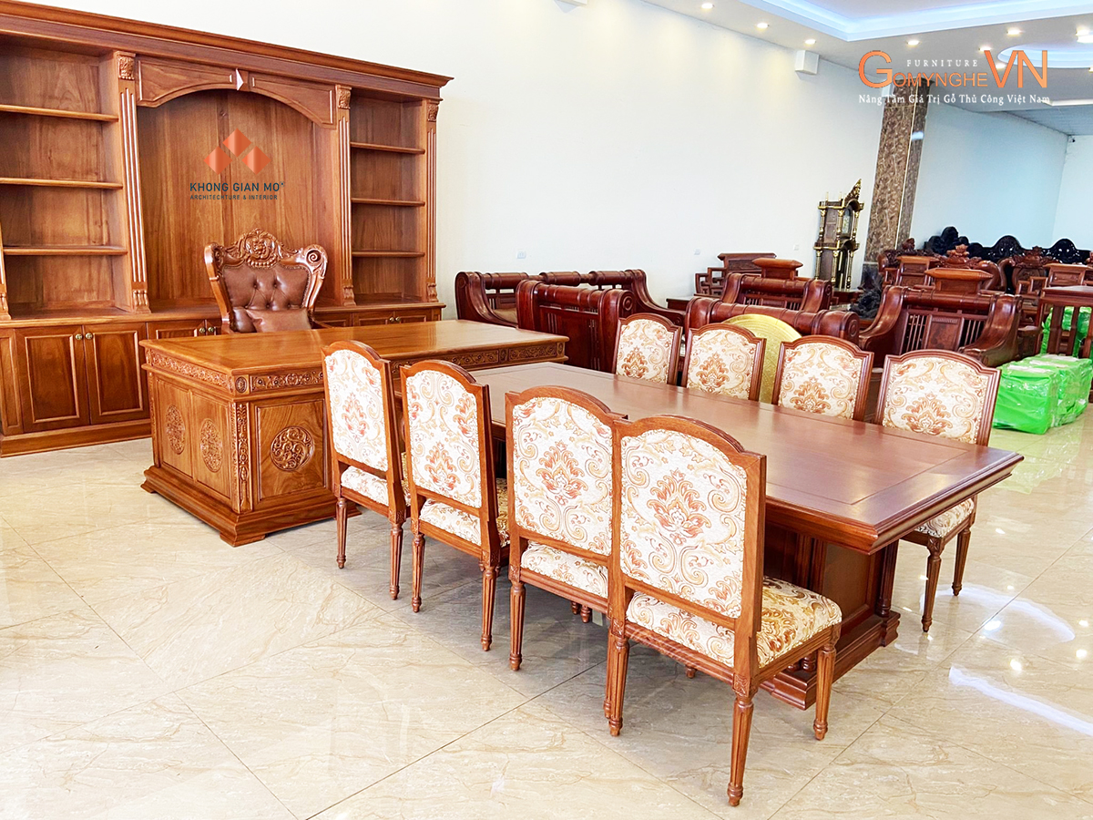 Bàn ghế họp gỗ gõ đỏ kết hợp ghế Putin không tay kích thước 55x51x117cm. Bàn đóng theo yêu cầu dài 2.4m, 2.8m, 3.2m cho phòng họp cao cấp.