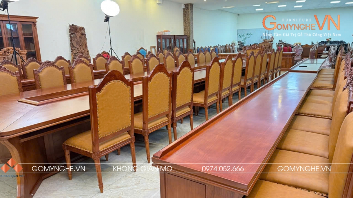 Ghế chủ tọa giữ vị trí đặc biệt trong phòng họp lãnh đạo. Không chỉ tạo sự khác biệt về vị trí, chiếc ghế còn phải phù hợp với kích thước bàn, công năng sử dụng, chất liệu và tổng thể nội thất. Bài viết chia sẻ cách lựa chọn ghế chủ tọa phù hợp cho phòng họp, phòng tiếp khách và phòng làm việc lãnh đạo.
