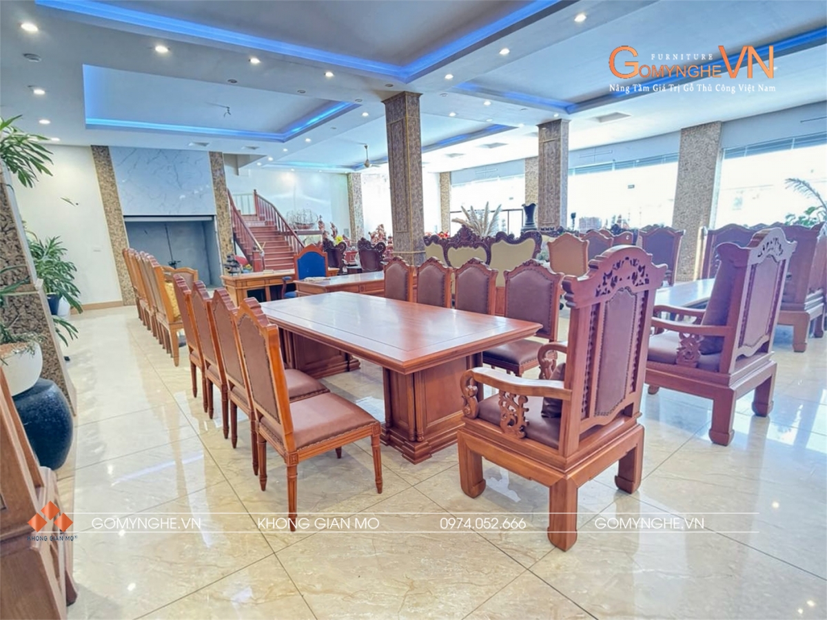 Bộ bàn họp gỗ gõ đỏ gồm bàn dài 2,8m, 8 ghế họp Putin không tay và 1 ghế chủ tọa bọc da CN, hoàn thiện sơn PU cao cấp