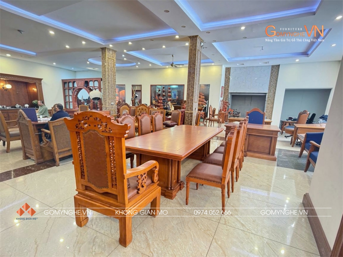 Ghế chủ tọa giữ vị trí đặc biệt trong phòng họp lãnh đạo. Không chỉ tạo sự khác biệt về vị trí, chiếc ghế còn phải phù hợp với kích thước bàn, công năng sử dụng, chất liệu và tổng thể nội thất. Bài viết chia sẻ cách lựa chọn ghế chủ tọa phù hợp cho phòng họp, phòng tiếp khách và phòng làm việc lãnh đạo.