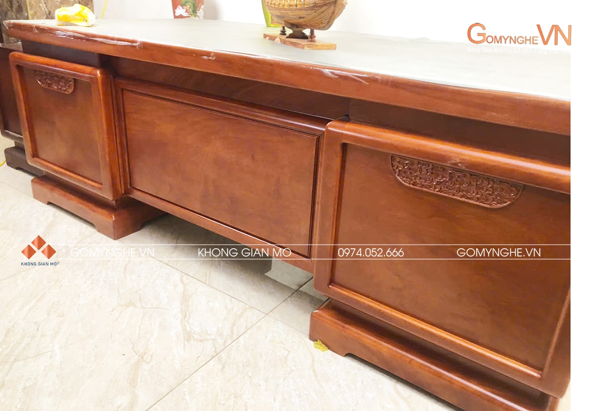 Bàn làm việc gỗ gõ đỏ mẫu hiện đại kích thước 1970 x 1070 x 790 mm, vân gỗ tự nhiên, kết cấu chắc chắn, phù hợp phòng làm việc cao cấp.