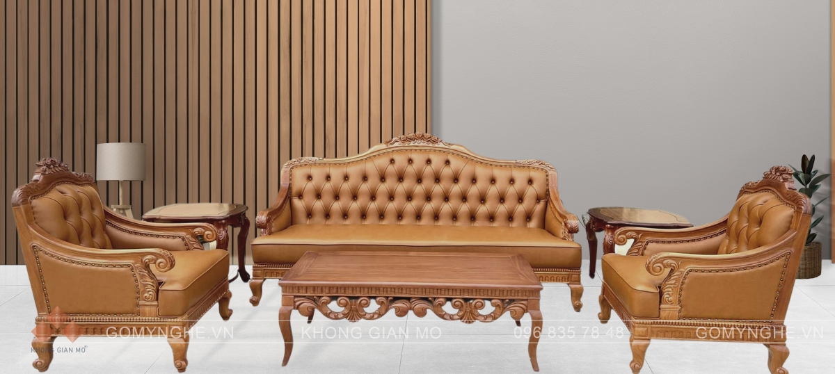 Bộ sofa tân cổ điển gỗ gõ đỏ bọc da Microfiber Pcarola, thiết kế chạm hoa văn đồng bộ, gồm sofa dài, ghế đơn và bàn trà, phù hợp phòng khách sang trọng.