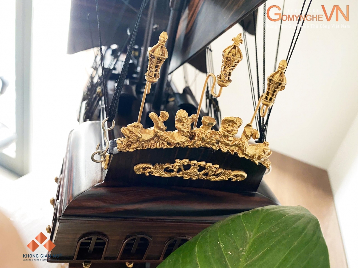 Đuôi thuyền được trang trí bằng kim loại mạ đồng