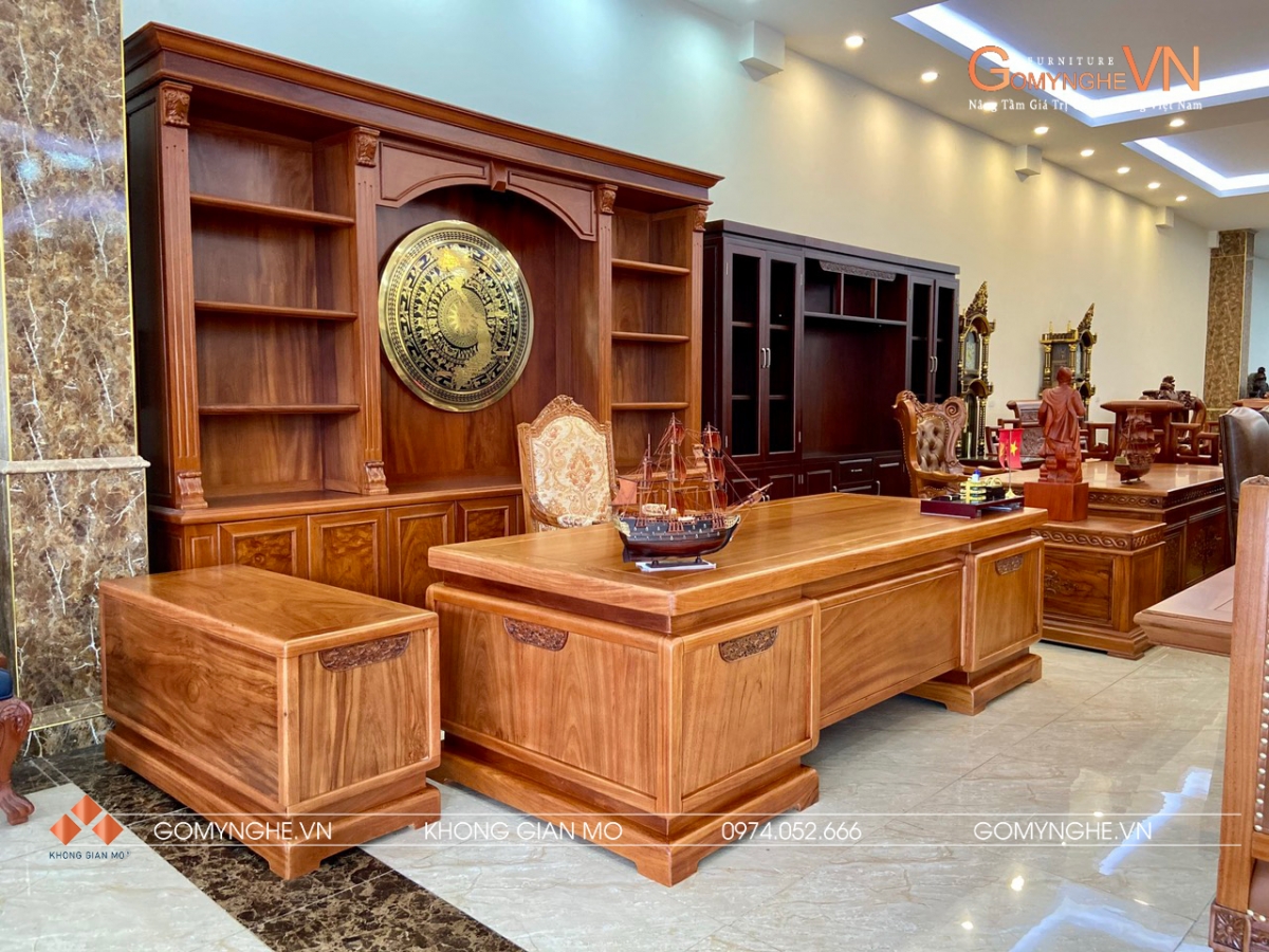 Bộ bàn lãnh đạo gỗ gõ đỏ tự nhiên hoàn thiện sơn PU, thiết kế hiện đại với mặt bàn rộng, chân bàn tạo khối chắc chắn và tủ phụ đồng bộ. Phù hợp trang trí phòng giám đốc và văn phòng điều hành doanh nghiệp.