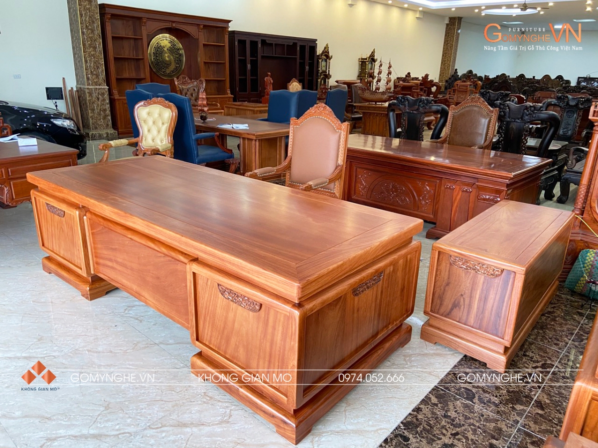 Bộ bàn lãnh đạo gỗ gõ đỏ tự nhiên hoàn thiện sơn PU, thiết kế hiện đại với mặt bàn rộng, chân bàn tạo khối chắc chắn và tủ phụ đồng bộ, phù hợp nội thất phòng giám đốc và văn phòng điều hành.