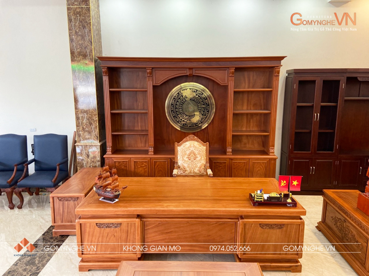 Bộ bàn lãnh đạo gỗ gõ đỏ tự nhiên hoàn thiện sơn PU, thiết kế hiện đại với mặt bàn rộng, chân bàn tạo khối chắc chắn và tủ phụ đồng bộ. Phù hợp trang trí phòng giám đốc và văn phòng điều hành doanh nghiệp.