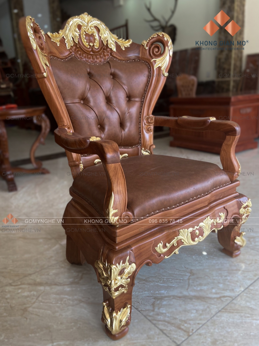Mẫu ghế chủ tịch cổ điển gỗ gõ đỏ với các chi tiết mạ vàng, tạo điểm nhấn sang trọng cho không gian làm việc. Ghế giám đốc gỗ gõ tự nhiên mạ vàng, mẫu cổ điển
