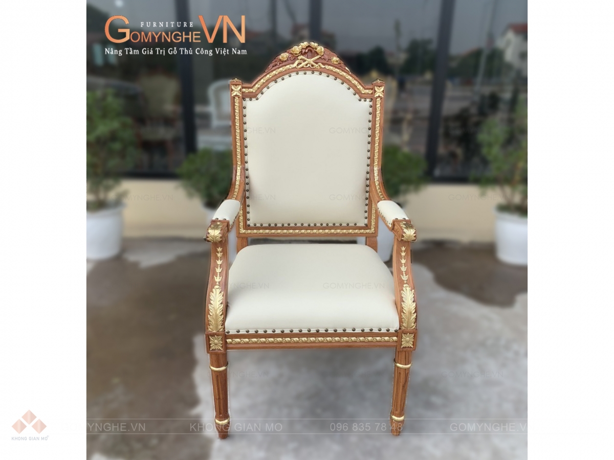 Mẫu ghế Giám đốc Putin chế tác từ gỗ gõ đỏ tự nhiên, hoàn thiện sơn PU Inchem, các chi tiết trang trí mạ vàng tinh tế, đệm ngồi và tựa lưng bọc da thật màu trắng. Thiết kế lưng cao, tay vịn chắc chắn, phù hợp với không gian phòng giám đốc và chủ tịch.
