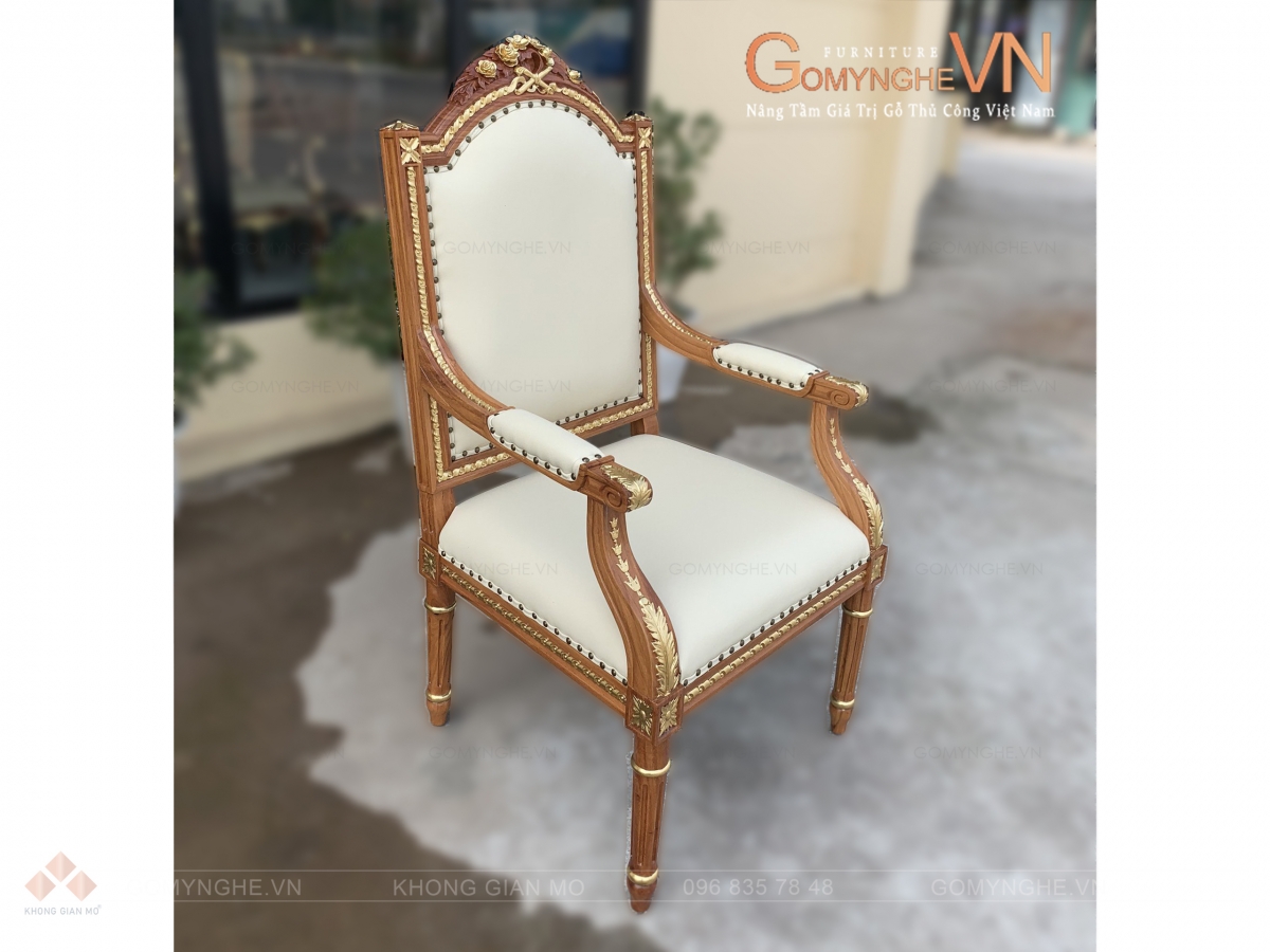 Mẫu ghế Giám đốc Putin chế tác từ gỗ gõ đỏ tự nhiên, hoàn thiện sơn PU Inchem, các chi tiết trang trí mạ vàng tinh tế, đệm ngồi và tựa lưng bọc da thật màu trắng. Thiết kế lưng cao, tay vịn chắc chắn, phù hợp với không gian phòng giám đốc và chủ tịch.