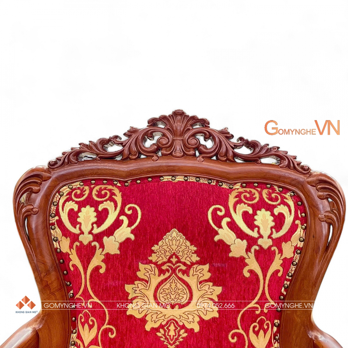 Ghế lãnh đạo nữ gỗ gõ đỏ bọc vải đỏ hoa văn vàng mang phong cách cổ điển sang trọng. Khung gỗ màu nâu đỏ kết hợp đệm và tựa lưng bọc vải hoa văn tinh tế, phù hợp với phòng làm việc giám đốc nữ và không gian nội thất văn phòng cao cấp. Sản phẩm được giới thiệu tại Gomynghe.