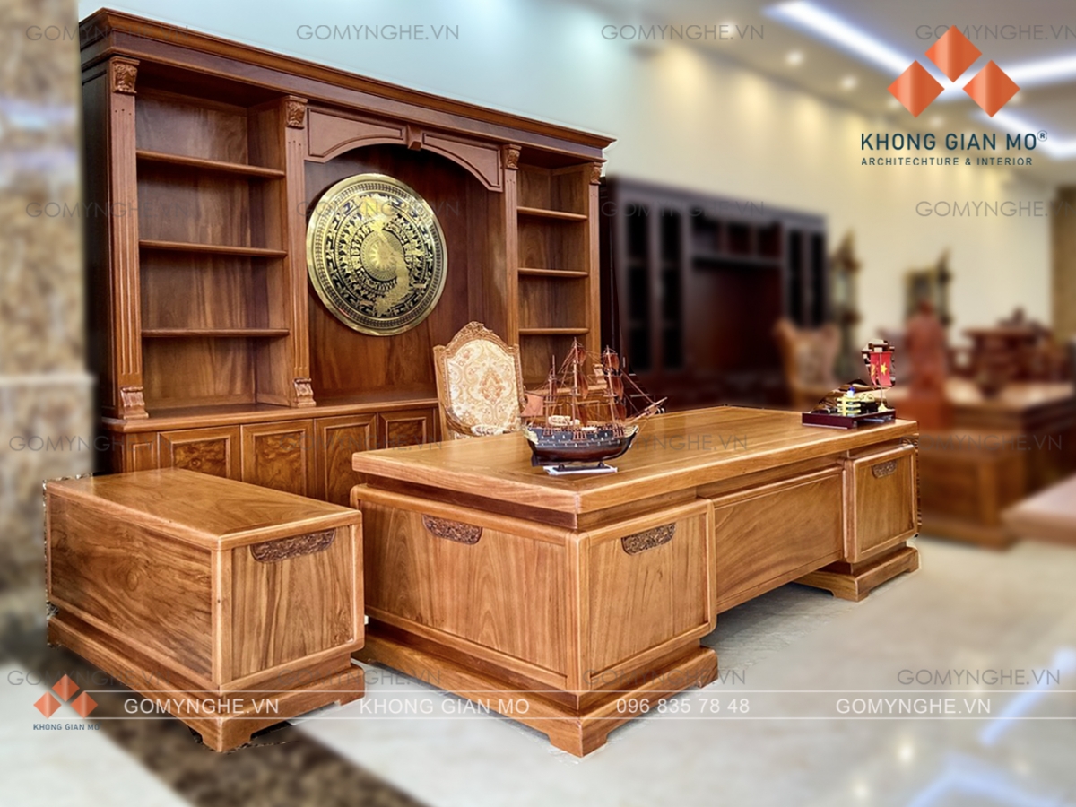 Bộ nội thất phòng lãnh đạo gồm bàn làm việc, bàn phụ và tủ tài liệu được chế tác từ gỗ gõ đỏ tự nhiên, hoàn thiện sơn PU đồng bộ.