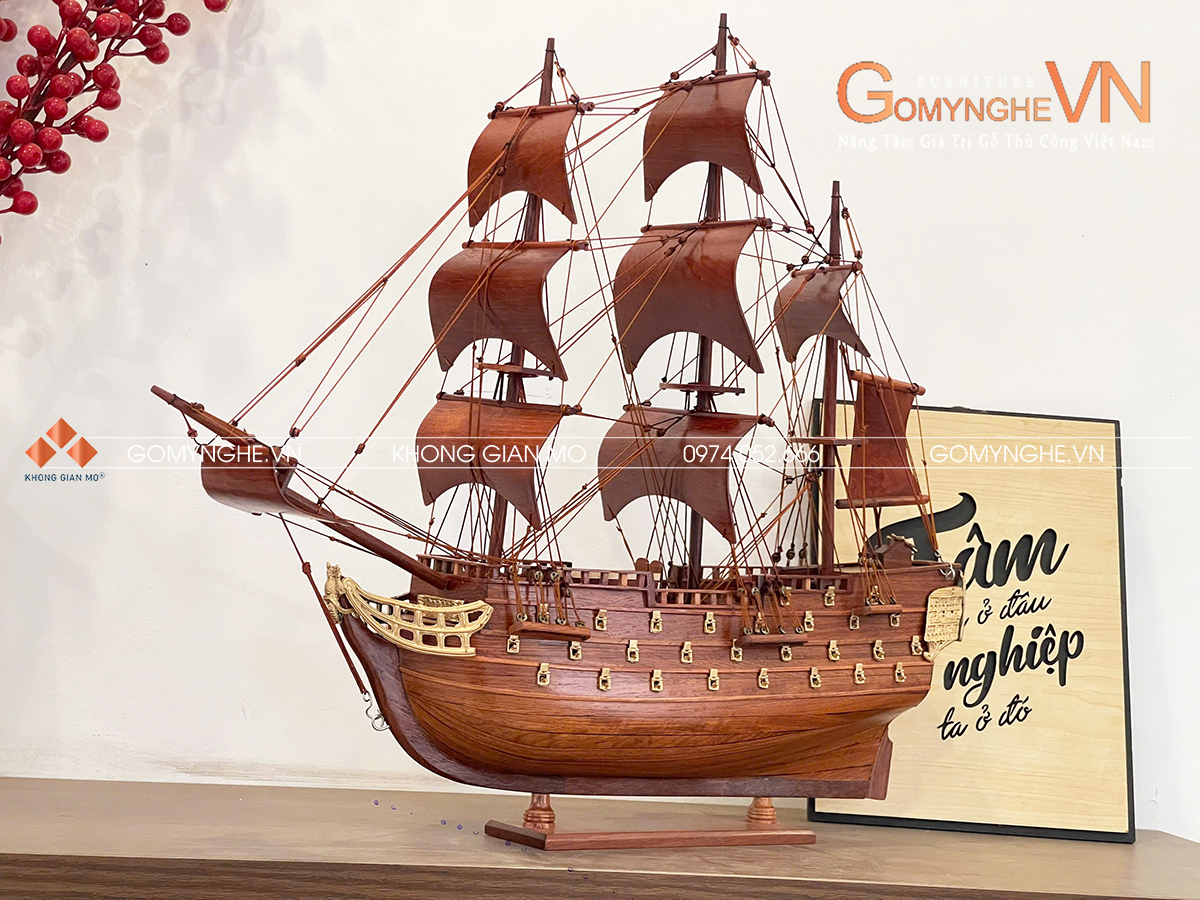 Thuyền gỗ hương ta thuận buồm xuôi gió Mô hình thuyền gỗ hương ta kích thước 40x45x10cm
