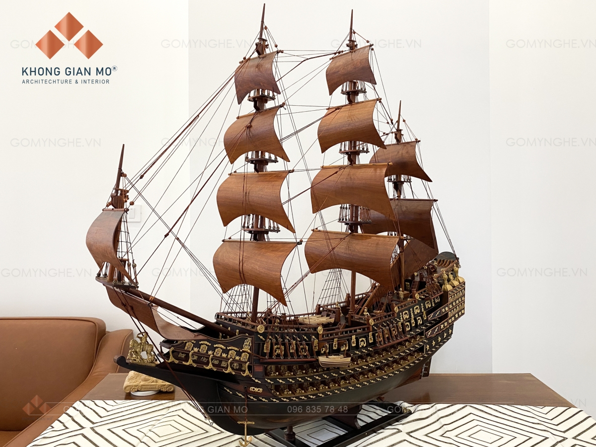 Mô hình thuyền chiến Sovereign of the Seas bằng gỗ Mô hình thuyền chiến Sovereign of the Seas bằng gỗ Gỗ Mỹ Nghệ, tái hiện chiến hạm Hoàng gia Anh với thiết kế cánh buồm nhiều tầng và thân tàu trang trí tinh xảo.