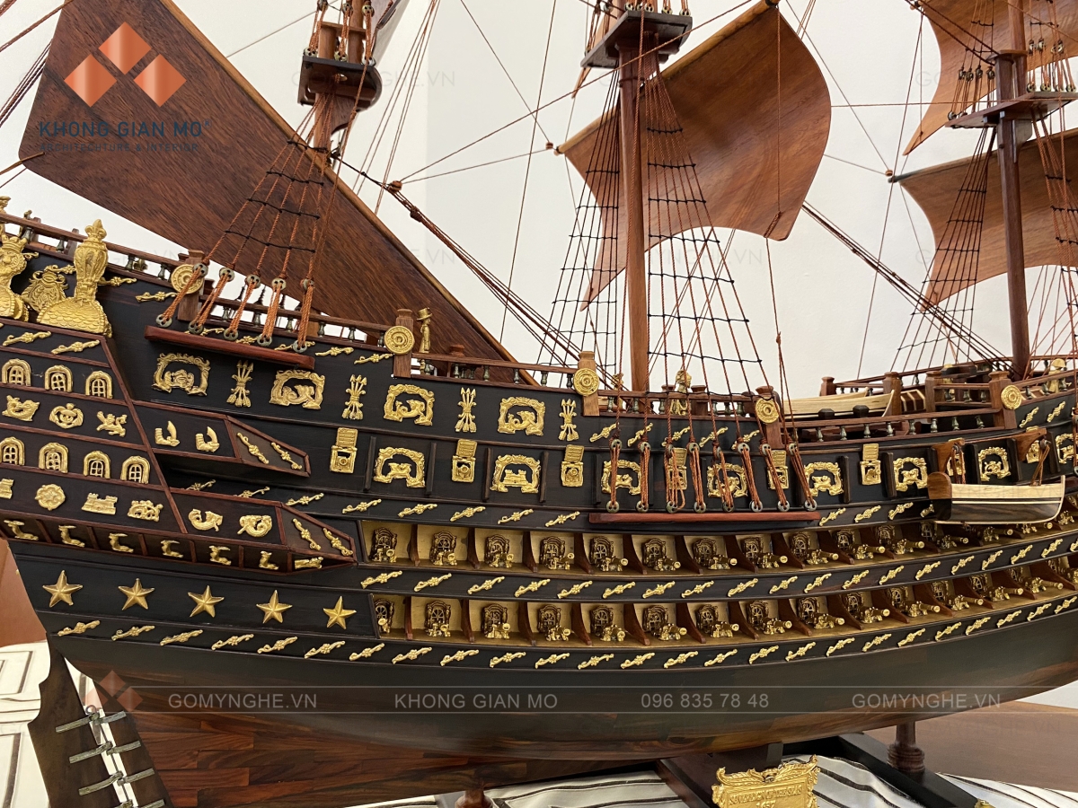 Mô hình thuyền chiến Sovereign of the Seas bằng gỗ Mô hình thuyền chiến Sovereign of the Seas bằng gỗ Gỗ Mỹ Nghệ, tái hiện chiến hạm Hoàng gia Anh với thiết kế cánh buồm nhiều tầng và thân tàu trang trí tinh xảo.