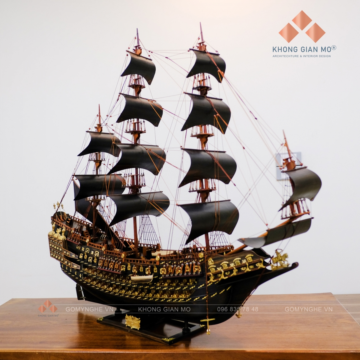 Mô hình thuyền chiến cổ Vương Quốc Anh bằng gỗ mun VIP kích thước 100×105×25cm. Tinh xảo từng chi tiết, ý nghĩa phong thủy mạnh mẽ, thích hợp trưng bày phòng làm việc – phòng khách – quà tặng cao cấp.