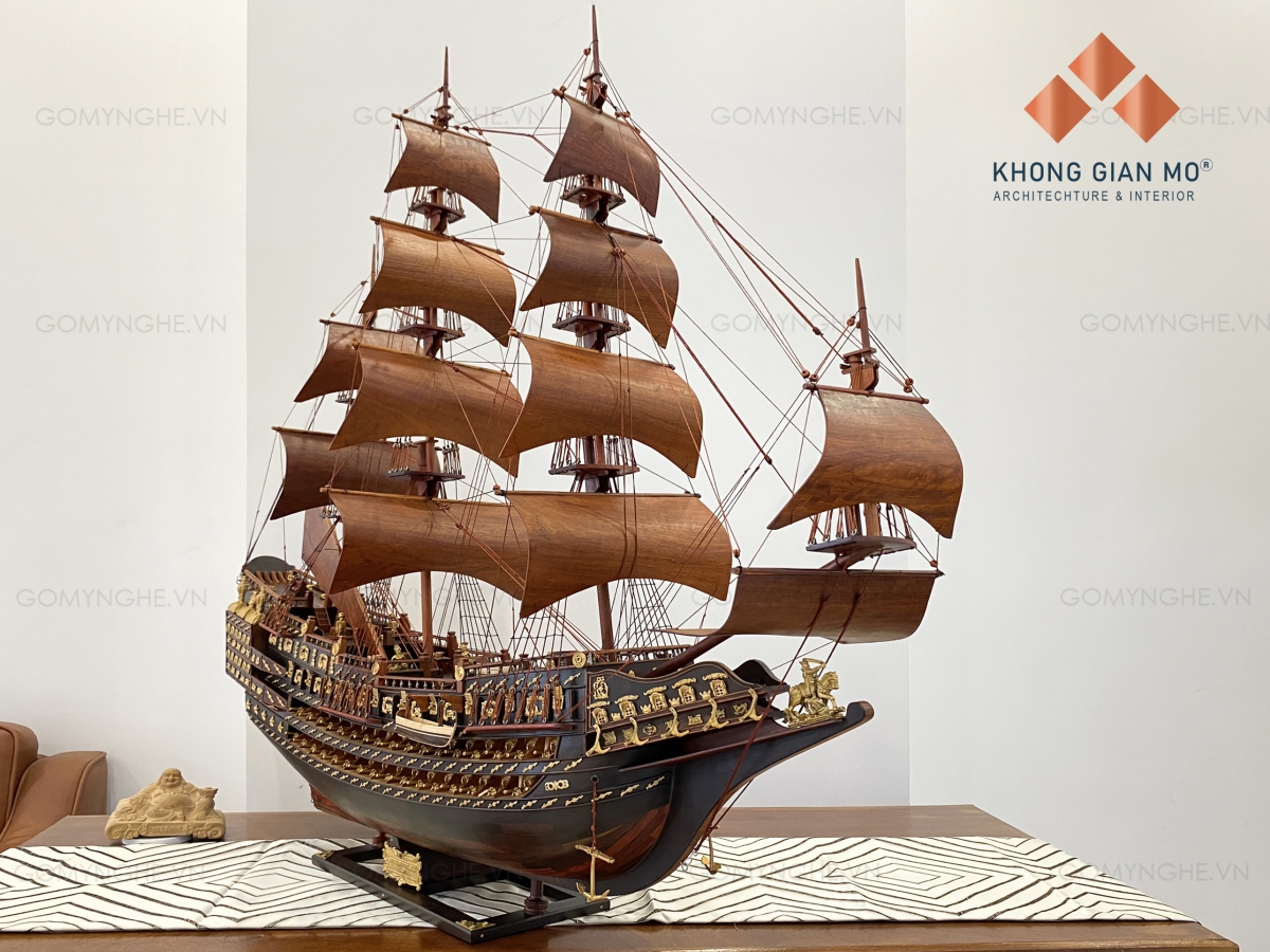 Mô hình thuyền chiến Sovereign of the Seas bằng gỗ Mô hình thuyền chiến Sovereign of the Seas bằng gỗ Gỗ Mỹ Nghệ, tái hiện chiến hạm Hoàng gia Anh với thiết kế cánh buồm nhiều tầng và thân tàu trang trí tinh xảo.