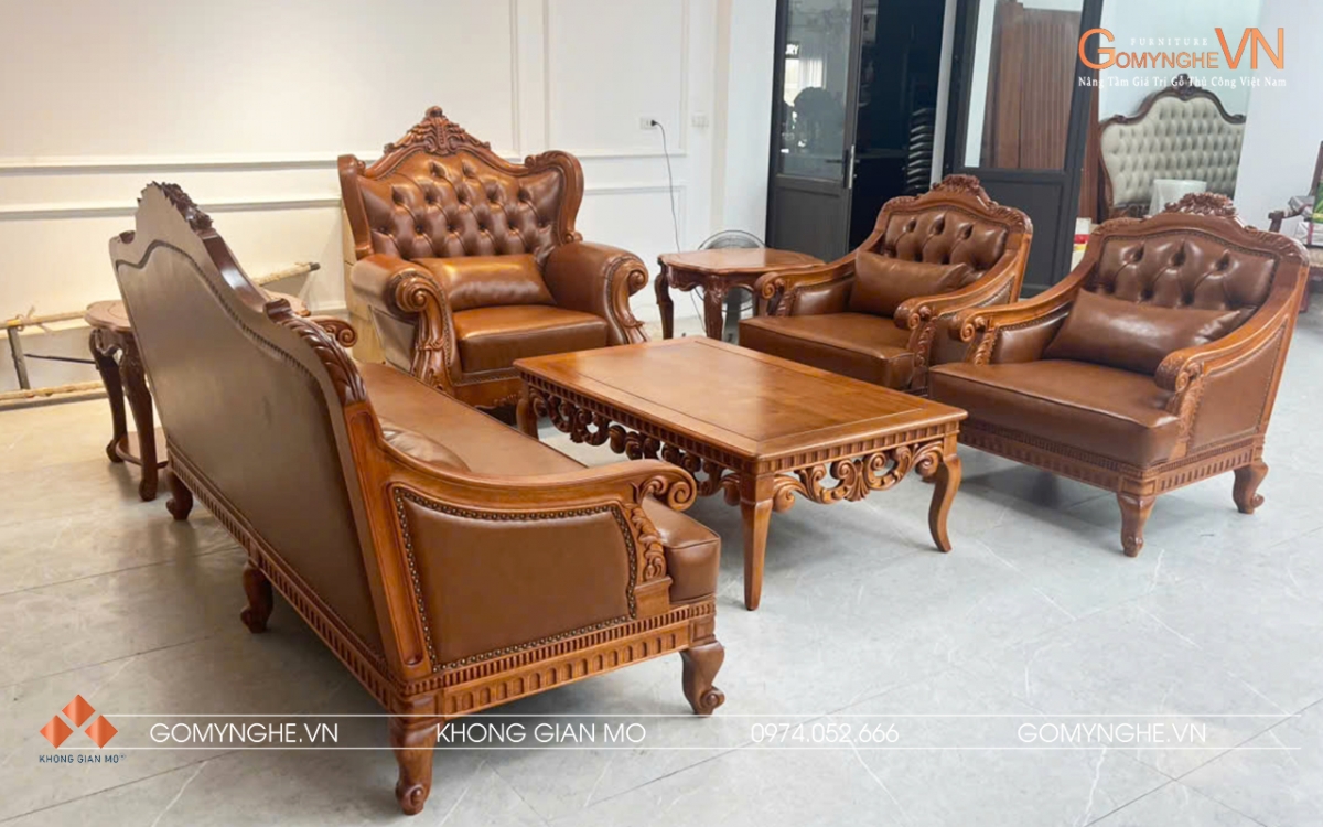 Bộ sofa Hoàng Gia tân cổ điển gỗ gõ đỏ bọc da Microfiber Pcarola, gồm sofa dài, ghế đơn, bàn trà và đôn. Thiết kế sang trọng cho phòng khách cao cấp
