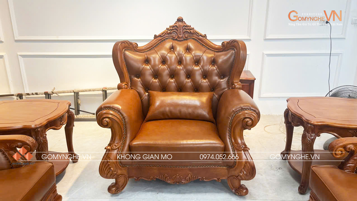 sofa Hoàng Gia tân cổ điển gỗ gõ đỏ bọc da Microfiber Pcarola, gồm sofa dài, ghế đơn, bàn trà và đôn. Thiết kế sang trọng cho phòng khách cao cấp