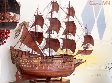 Trưng bày mô hình thuyền gỗ “Thuận Buồm Xuôi Gió” trên bàn làm việc văn phòng: Ý nghĩa & mục đích