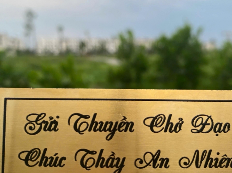 Tặng dịch vụ khắc tag kim loại – Món quà thêm phần ý nghĩa - Khi quý khách chọn mua thuyền buồm gỗ để làm quà tặng sếp 