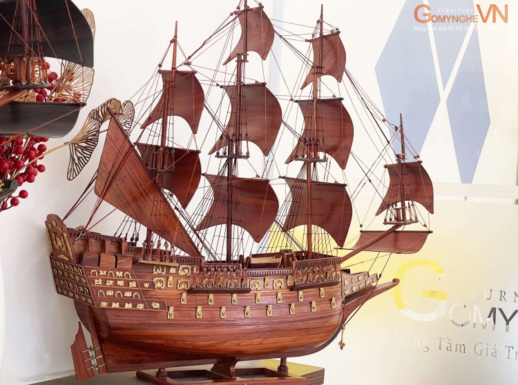 Trưng bày mô hình thuyền gỗ “Thuận Buồm Xuôi Gió” trên bàn làm việc văn phòng: Ý nghĩa & mục đích