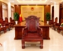 Bàn ghế hội trường gỗ tự nhiên – Không gian trang nghiêm mang dấu ấn cơ quan nhà nước