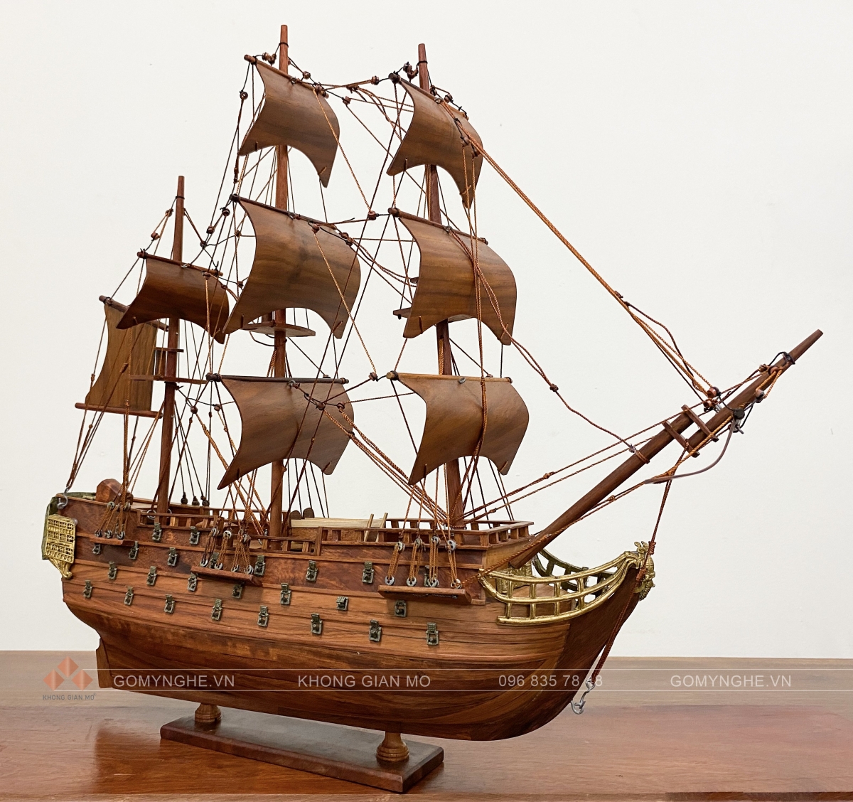 thuyền buồm gỗ hương ý nghĩa phong thủy