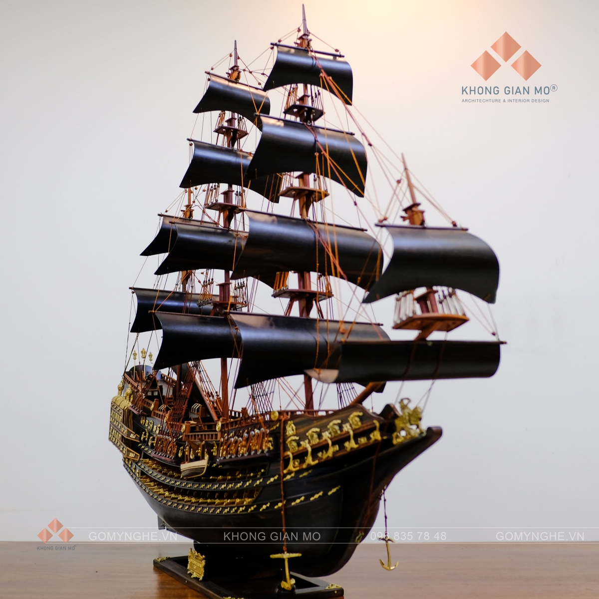 Mô hình thuyền chiến cổ Vương Quốc Anh bằng gỗ mun VIP kích thước 100×105×25cm. Tinh xảo từng chi tiết, ý nghĩa phong thủy mạnh mẽ, thích hợp trưng bày phòng làm việc – phòng khách – quà tặng cao cấp.