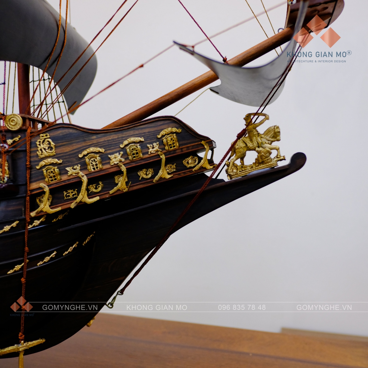 Mô hình thuyền chiến cổ Vương Quốc Anh bằng gỗ mun VIP kích thước 100×105×25cm. Tinh xảo từng chi tiết, ý nghĩa phong thủy mạnh mẽ, thích hợp trưng bày phòng làm việc – phòng khách – quà tặng cao cấp.