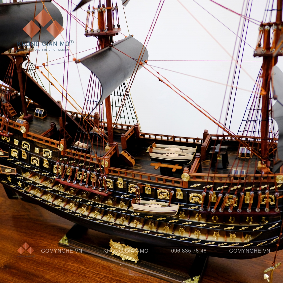 Mô hình thuyền chiến cổ Vương Quốc Anh bằng gỗ mun VIP kích thước 100×105×25cm. Tinh xảo từng chi tiết, ý nghĩa phong thủy mạnh mẽ, thích hợp trưng bày phòng làm việc – phòng khách – quà
