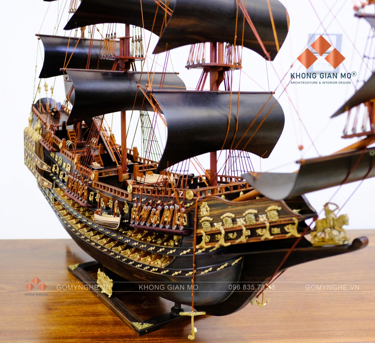 Mô hình thuyền chiến cổ Vương Quốc Anh bằng gỗ mun VIP kích thước 100×105×25cm. Tinh xảo từng chi tiết, ý nghĩa phong thủy mạnh mẽ, thích hợp trưng bày phòng làm việc – phòng khách – quà tặng cao cấp.