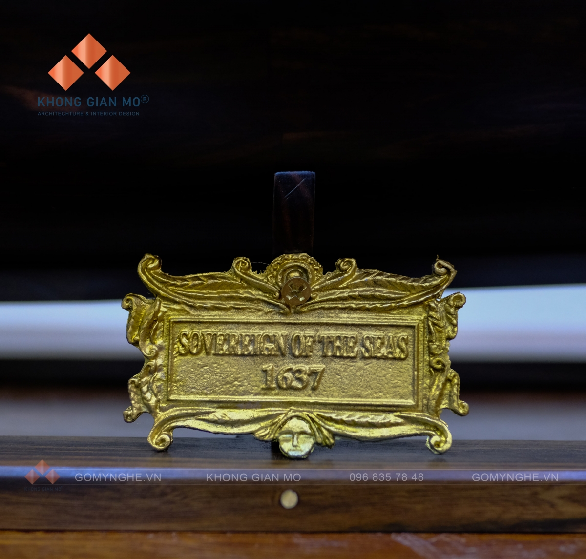 Mô hình thuyền chiến cổ Vương Quốc Anh bằng gỗ mun VIP kích thước 100×105×25cm. Tinh xảo từng chi tiết, ý nghĩa phong thủy mạnh mẽ, thích hợp trưng bày phòng làm việc – phòng khách – quà tặng cao cấp.