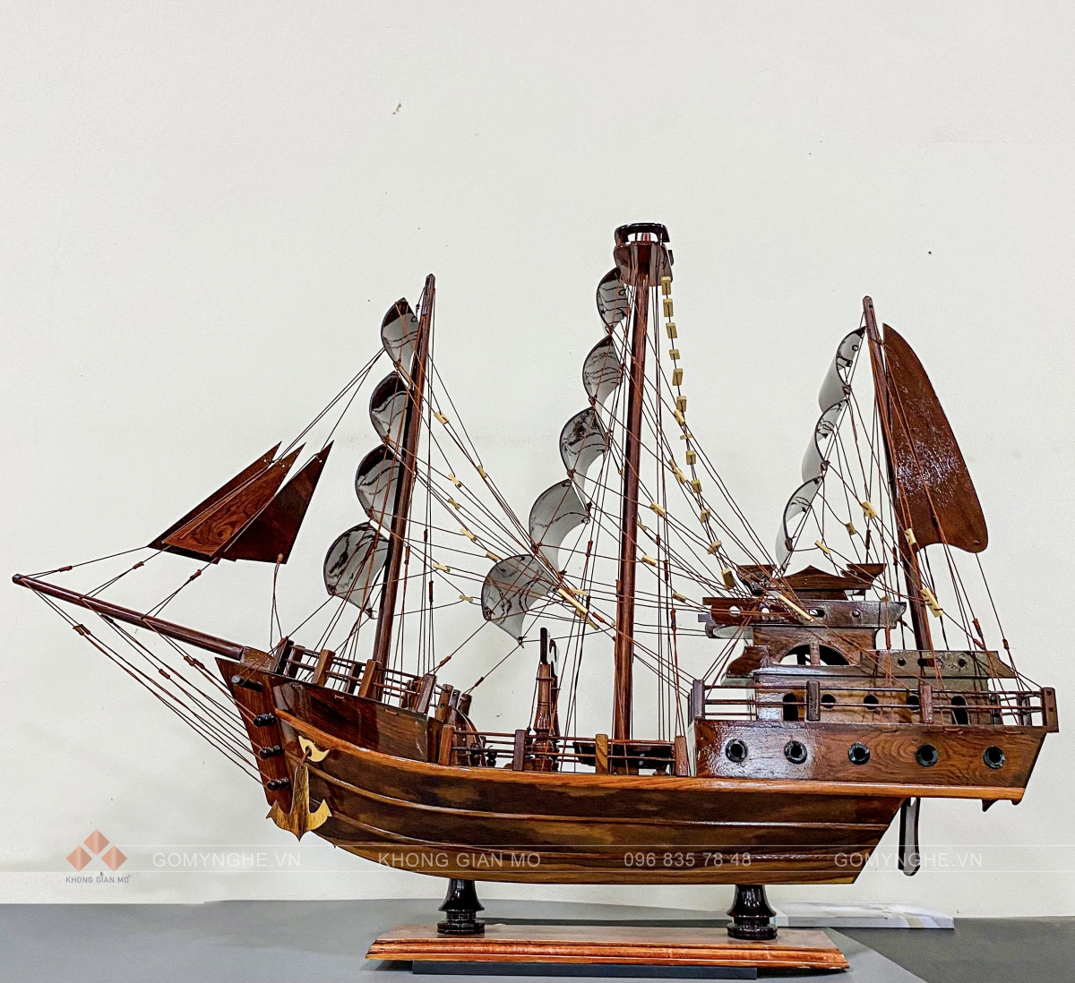 Thuyền buồm gỗ Cẩm quà tặng tân gia phong thủy