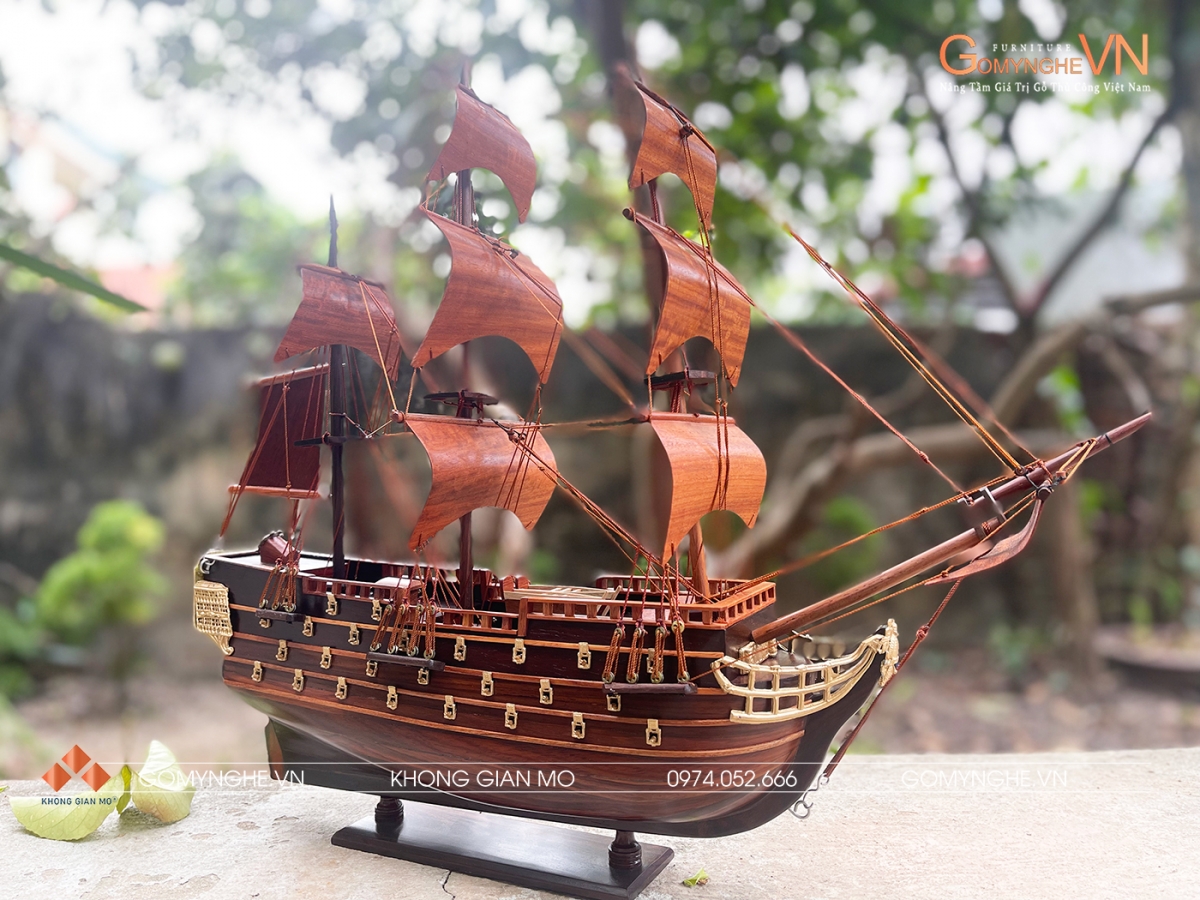 Mô hình thuyền buồm thân gỗ trắc, cánh buồm gỗ hương kích thước 40x45x10cm, thiết kế tinh xảo với kiểu dáng cổ điển, phù hợp trang trí bàn làm việc, ô tủ, kệ sách và vách ngăn phòng. Sản phẩm mang vẻ đẹp của gỗ tự nhiên, tạo điểm nhấn sang trọng cho không gian nội thất.