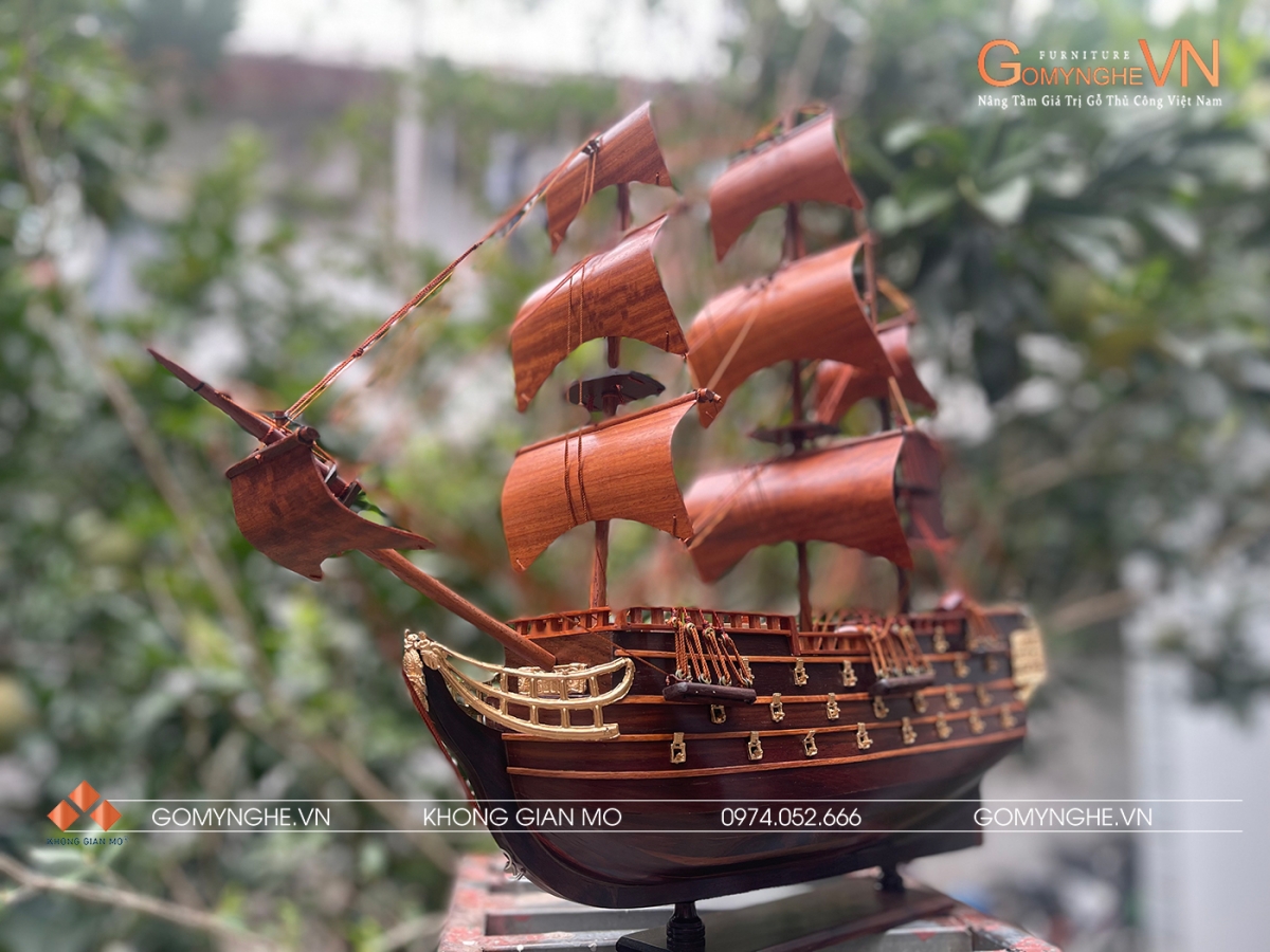 Mô hình thuyền buồm cổ điển thu nhỏ, thân gỗ trắc màu nâu sẫm, cánh buồm gỗ hương, phù hợp trưng bày trên bàn làm việc, kệ sách và vách ngăn phòng.