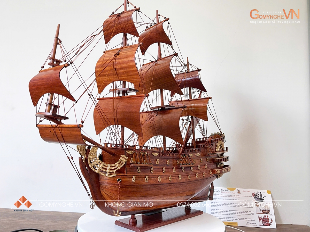 Mô hình thuyền buồm phong thủy gỗ hương chiến hạm Louis kích thước 50x55x15cm. Thiết kế cổ điển, nhiều chi tiết, phù hợp decor phòng làm việc, phòng khách và làm quà tặng.