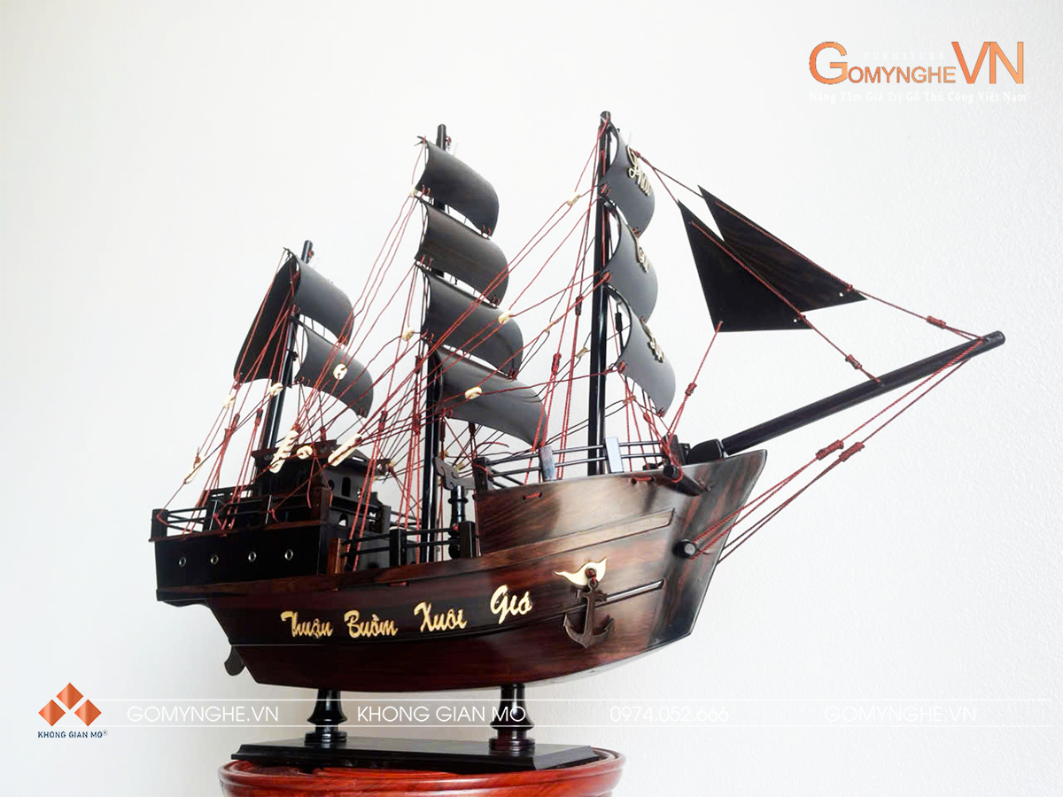 Mô hình thuyền buồm gỗ mun mẫu thuyền đánh cá Thái Lan được chế tác thủ công từ gỗ tự nhiên, nổi bật với thân thuyền màu nâu đen trầm, nhiều cột buồm, hệ thống cánh buồm và dây buồm được làm tỉ mỉ. Phần mũi thuyền vươn dài tạo dáng mạnh mẽ, các chi tiết trên thân thuyền được hoàn thiện công phu. Sản phẩm mang vẻ đẹp cổ điển, chắc chắn và phù hợp trưng bày trong phòng khách, phòng làm việc, bàn lãnh đạo hoặc làm quà tặng decor cao cấp. Kích thước thân thuyền 40 x 45 x 10 cm, chiều cao khoảng 55 cm tính cả cột buồm.