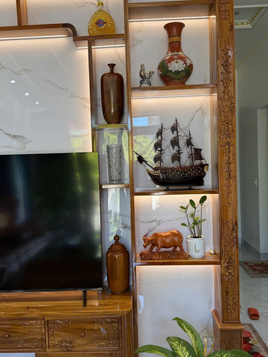 Mô hình thuyền buồm gỗ hương kích thước 40x45x10cm, thiết kế dáng thuyền buồm cổ điển với thân tàu thuôn dài, mũi thuyền vươn cao, hệ thống buồm nhiều tầng và các chi tiết dây chằng được chế tác tỉ mỉ. Sản phẩm thích hợp trang trí bàn làm việc, tủ rượu, kệ decor và làm quà tặng sếp, quà tri ân khách hàng, đối tác tại Gomynghe.