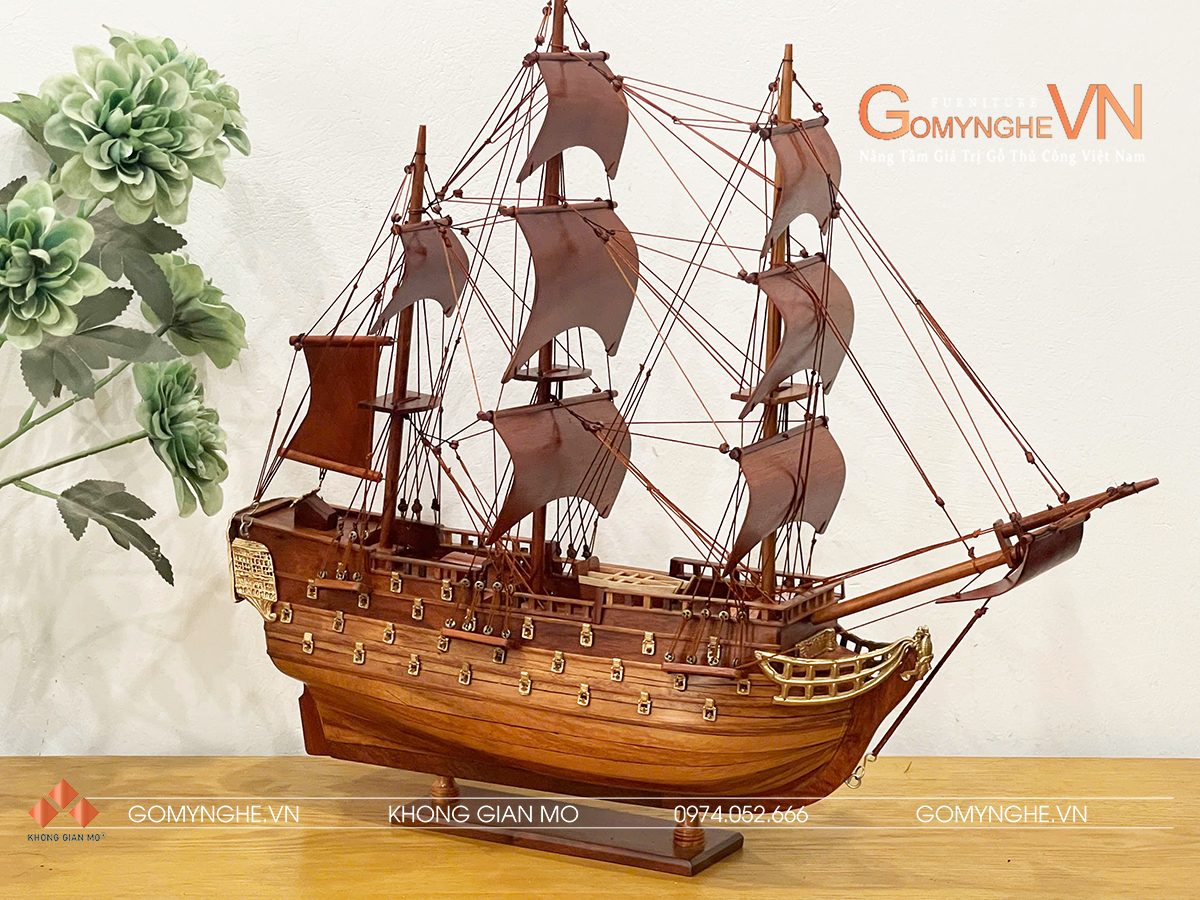 Mô hình thuyền chiến cổ Vương Quốc Anh bằng gỗ hương VIP kích thước 100×105×25cm. Tinh xảo từng chi tiết, ý nghĩa phong thủy mạnh mẽ, thích hợp trưng bày phòng làm việc – phòng khách – quà tặng cao cấp.