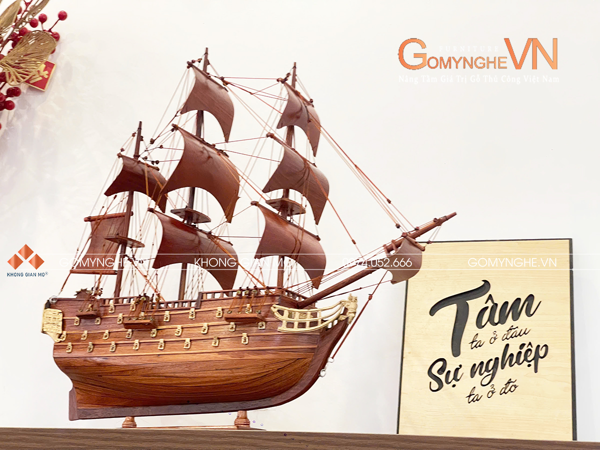 Thuyền gỗ để bàn mô hình thuyền gỗ hương để bàn 42x45x10cm – món quà phong thủy mang ý nghĩa “thuận buồm xuôi gió”, thích hợp tặng đối tác – sếp – khách hàng. Chế tác thủ công tinh xảo, gỗ hương cao cấp, bền đẹp và sang trọng