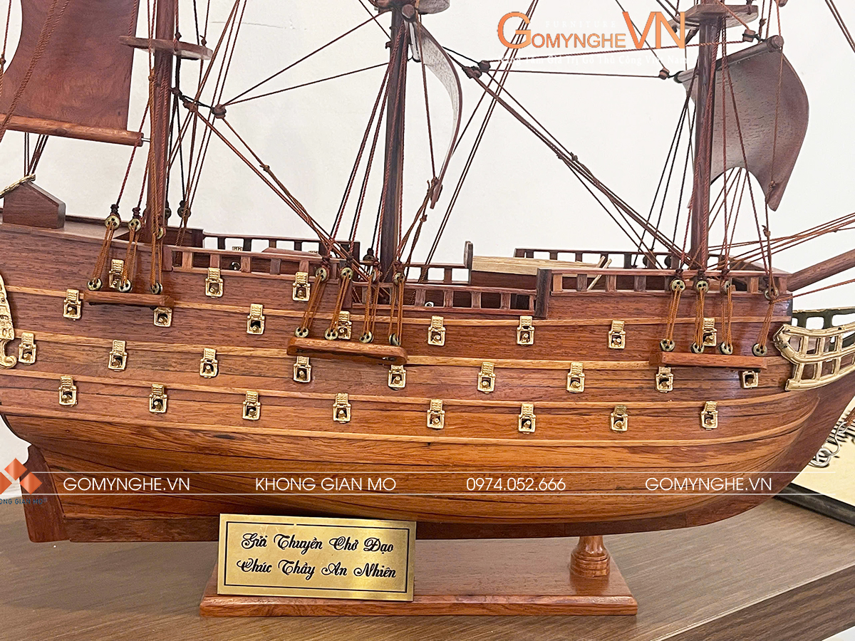 Thuyền gỗ huowgn để bàn làm việc mô hình thuyền gỗ hương để bàn 42x45x10cm – món quà phong thủy mang ý nghĩa “thuận buồm xuôi gió”, thích hợp tặng đối tác – sếp – khách hàng. Chế tác thủ công tinh xảo, gỗ hương cao cấp, bền đẹp và sang trọng