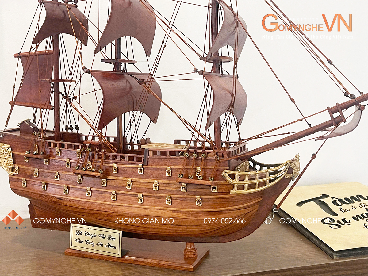Thuyền gỗ để bàn Phần thân và cánh buồm được uốn ocng tinh xảo