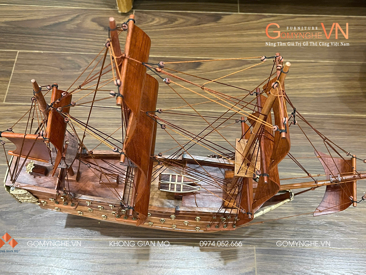 Khám phá mô hình thuyền gỗ hương để bàn 42x45x10cm – món quà phong thủy mang ý nghĩa “thuận buồm xuôi gió”, thích hợp tặng đối tác – sếp – khách hàng. Chế tác thủ công tinh xảo, gỗ hương cao cấp, bền đẹp và sang trọng.
